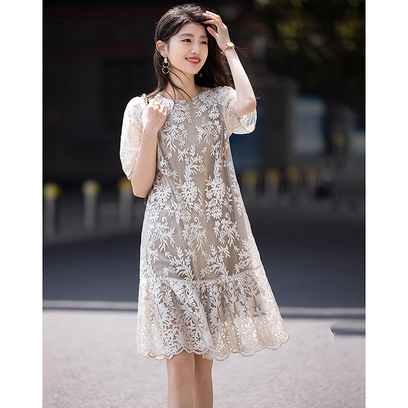 13288961.【贵感千金】夏季名媛刺绣网纱蕾丝娃娃裙泡泡袖无腰线女式连衣裙