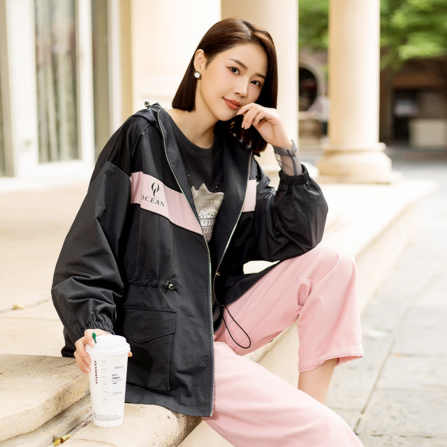 13294754.【专柜同款】【连帽休闲外套】26新款时尚拼色宽松腰部抽绳女式上衣
