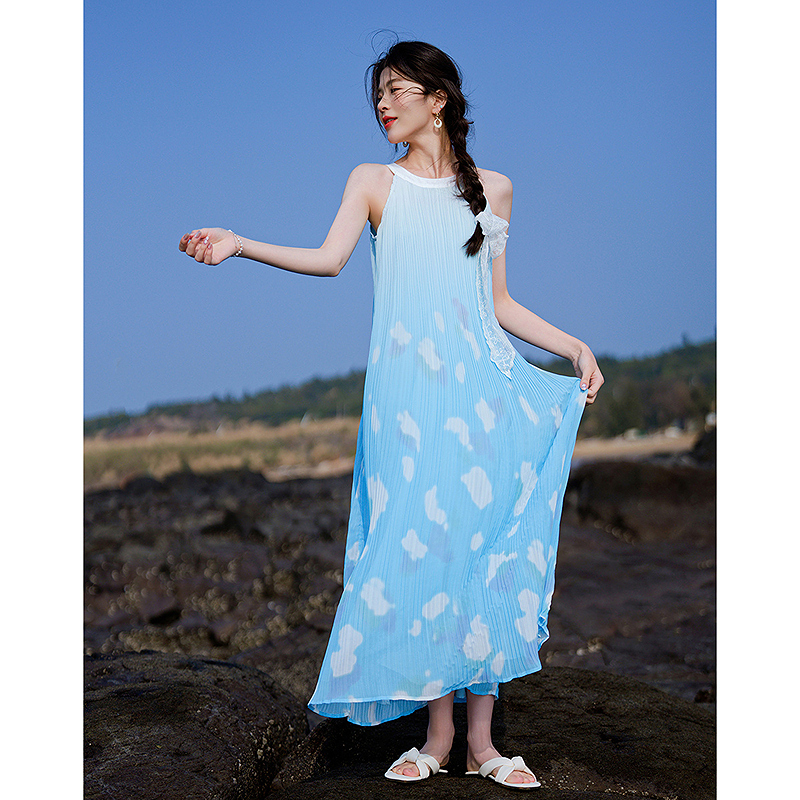 13289166.【丁达尔穿搭】夏季轻薄75D雪纺珠渐变印花挂脖无袖沙滩连衣裙