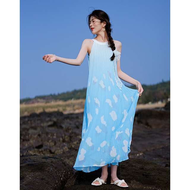 13289166.【丁达尔穿搭】夏季轻薄75D雪纺珠渐变印花挂脖无袖沙滩连衣裙