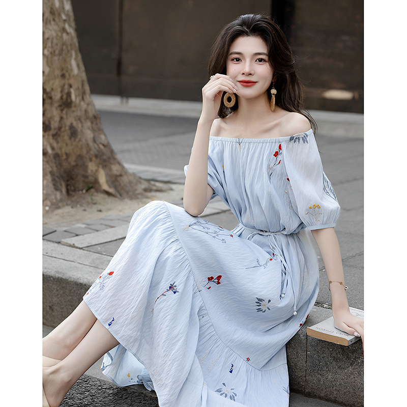 13288957.【淡人诗意穿搭】夏季轻薄细腻橡筋圆领绣花短袖A字中长女连衣裙
