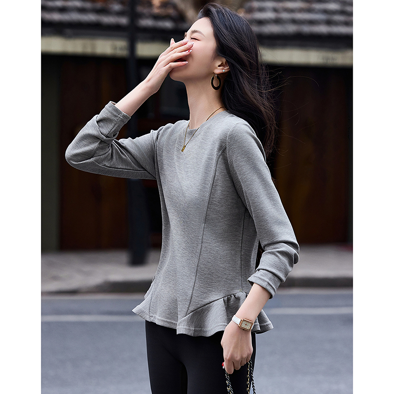 13287547.【云端柔肤】春季设计感不规则下摆圆领长袖显瘦藏肉t恤女高级感