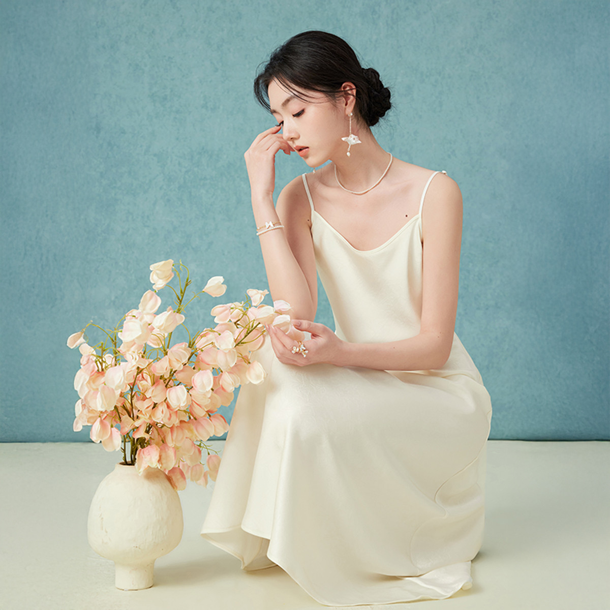 13294490.2026夏装缎面长款吊带连衣裙女肌理感修身国风衬裙打底裙