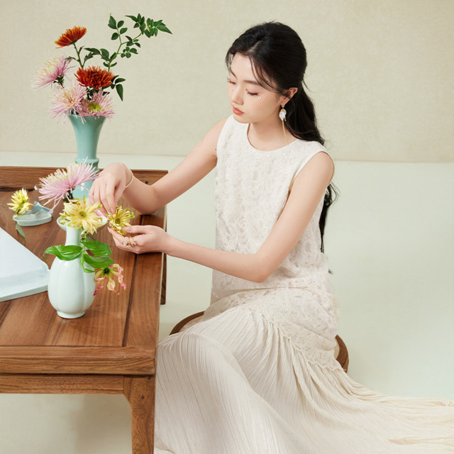 13294479.2026夏装假两件拼接连衣裙女无袖重工镂空钩花新中式裙子