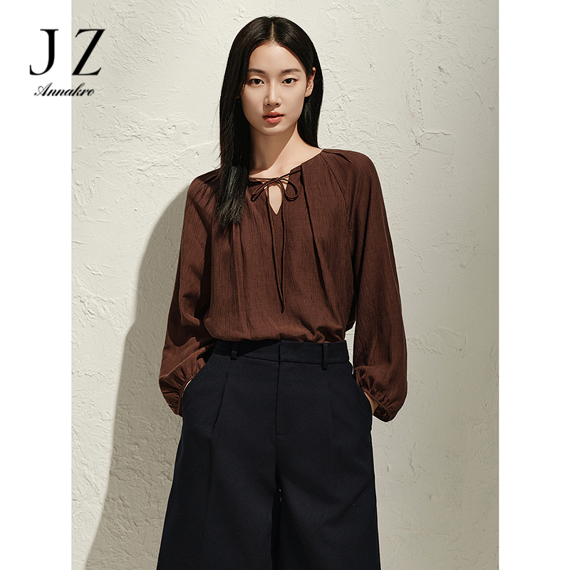 13294049.玖姿安娜蔻优雅通勤建筑式堆褶莱赛尔压褶单上衣女春季新款