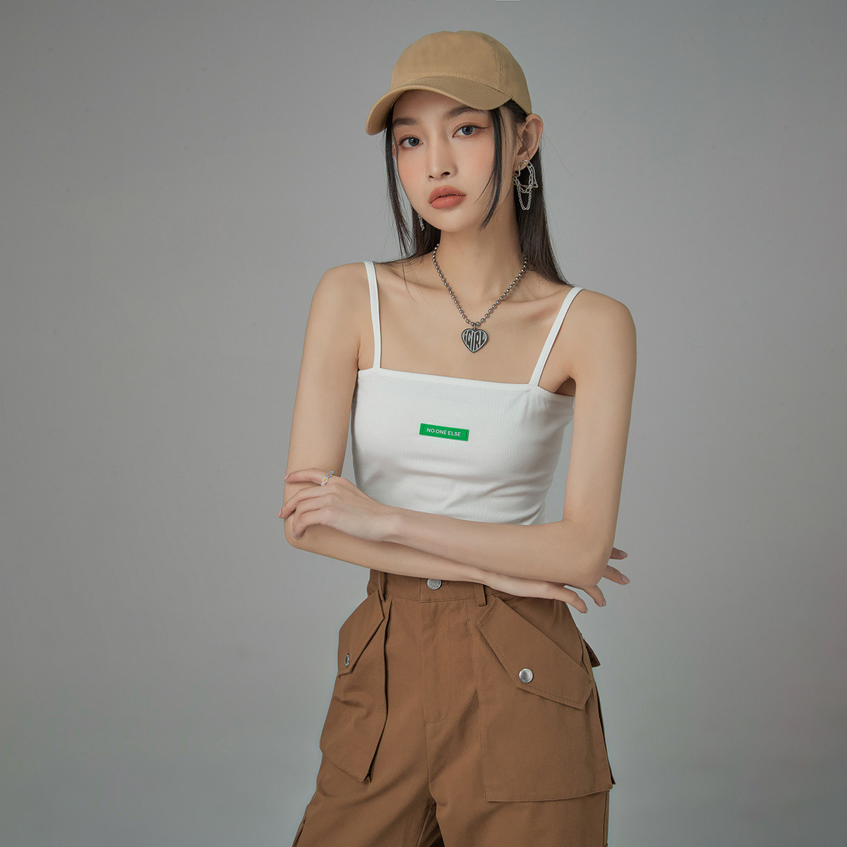 13293968.时尚贴标吊带女上衣早春季修身内搭背心ins潮