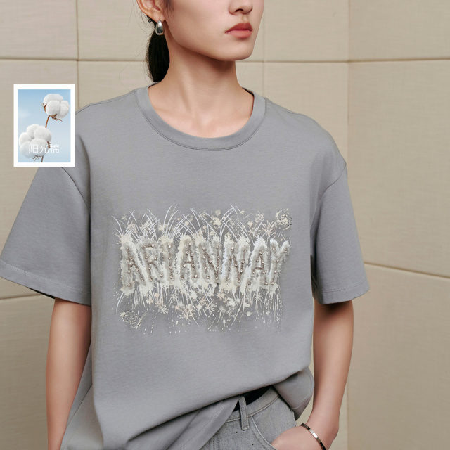 13330888.三彩丽雪leisure2026夏季新款圆领短袖宽松中长T恤印花简约套头女