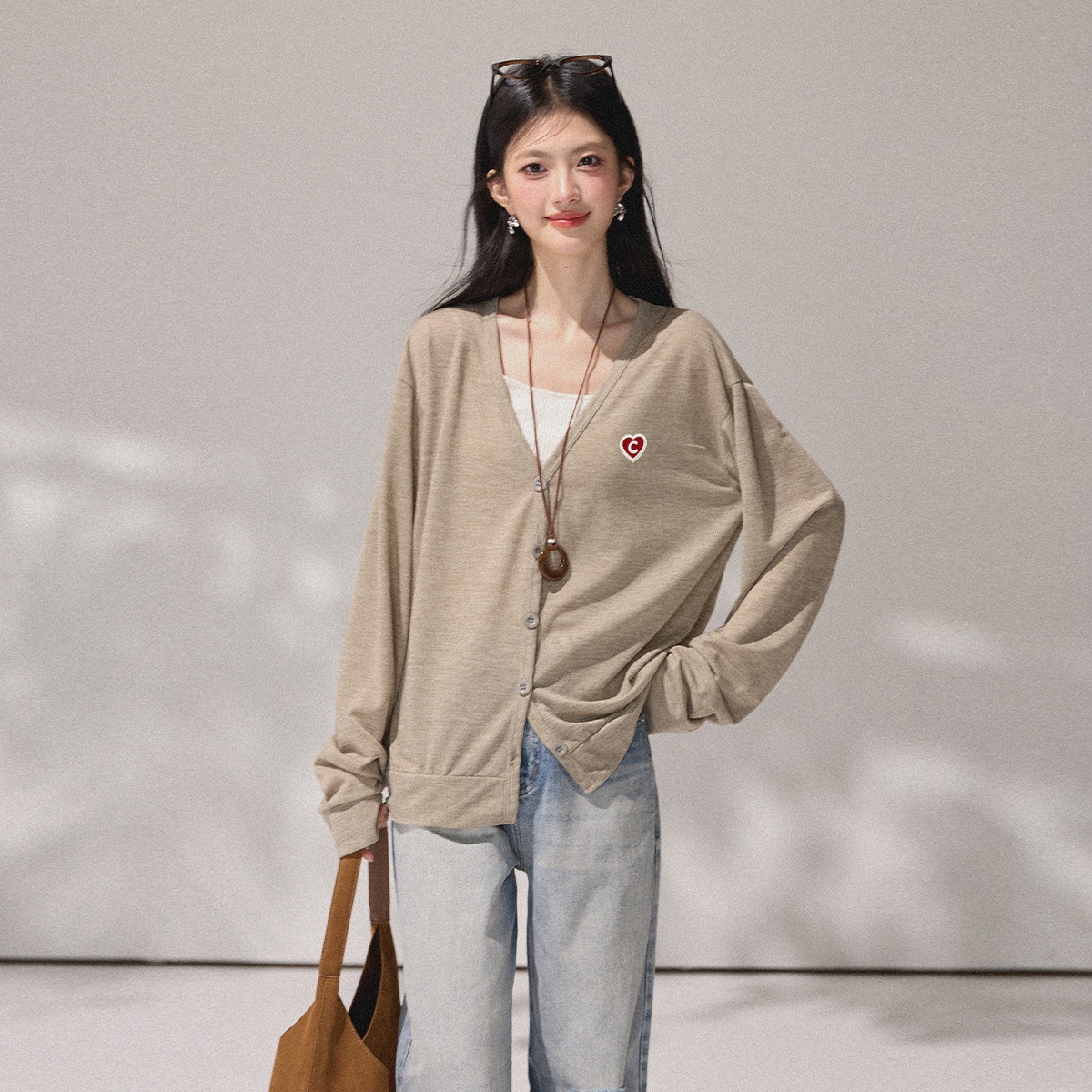 13714841.CHOCOOLATE松弛感慵懒风v领长袖t恤春秋款休闲女上衣