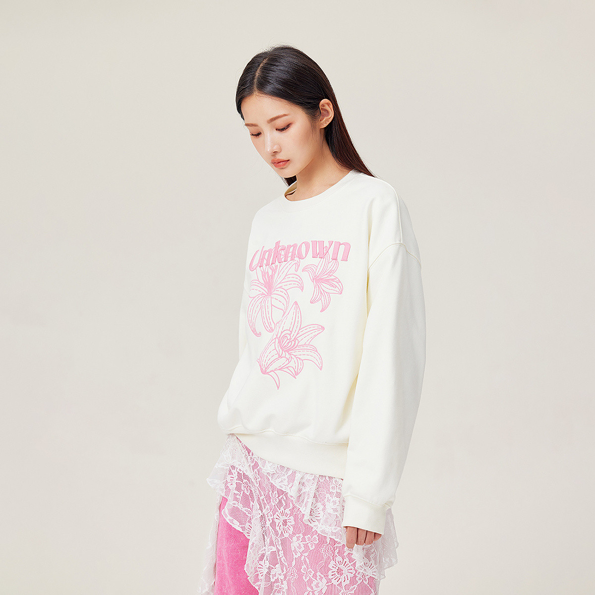 13341788.昂诺字母花朵刺绣卫衣女冬季圆领长袖宽松上衣
