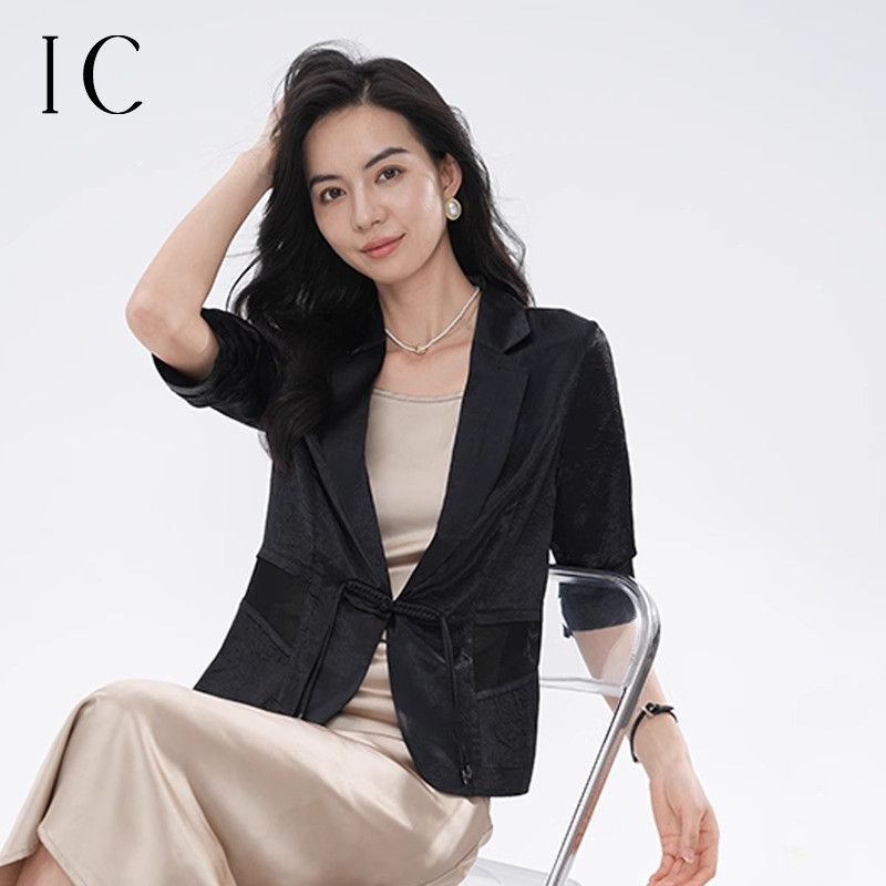 13357119.新中式国风盘扣中袖压褶西装外套夏季休闲舒适薄款女休闲西服