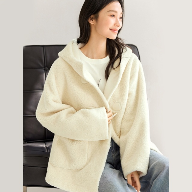 13357136.学院风减龄牛角扣皮草外套女2025新款秋冬气质通勤高级感上衣
