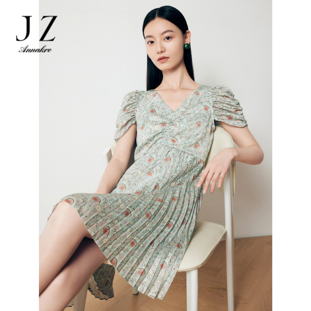 13361946.JZ玖姿法式复古风V领印花百褶收腰显瘦中长款连衣裙夏季新款