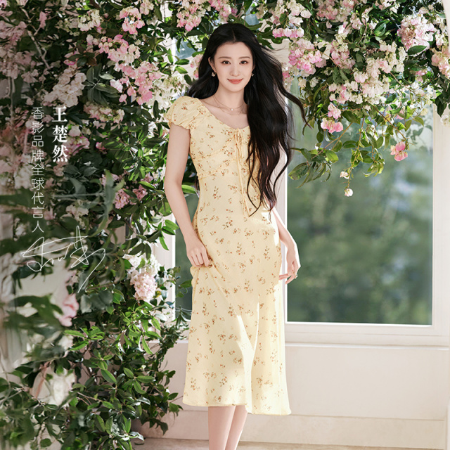 13363428.【王楚然同款】香影v领连衣裙女2026夏季新款花路繁花黄色印花裙