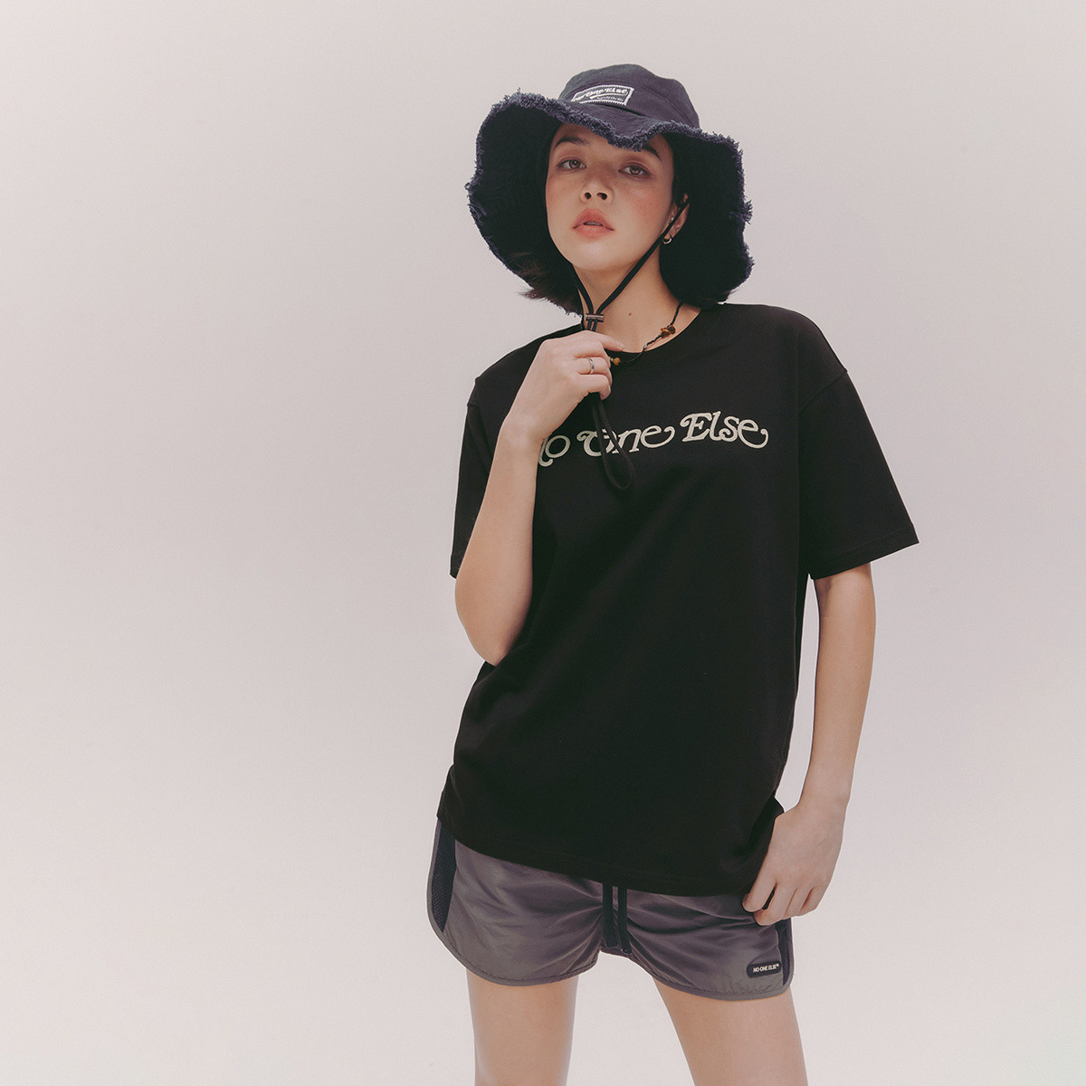 13363982.字母绣花T恤女夏季简约纯色圆领宽松短袖上衣