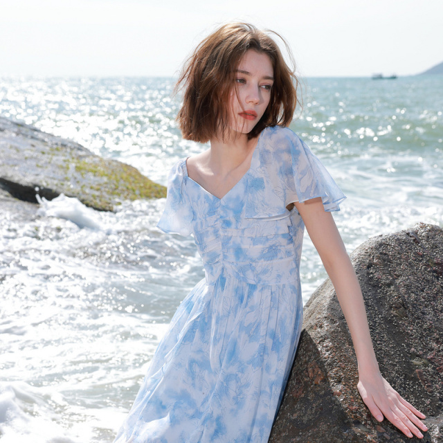13367490.三彩ibudu2026夏季新荷叶边连衣裙收腰A字裙长裙度假女
