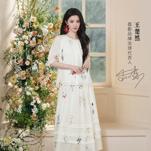 13377715.【王楚然同款】香影白色碎花套装裙女2026夏季新款花路旅途两件套