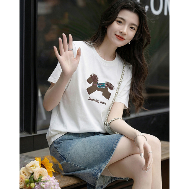 13414869.【凉感索罗娜】夏季圆领小马胶印流苏刺绣定钻显瘦t恤女高级感