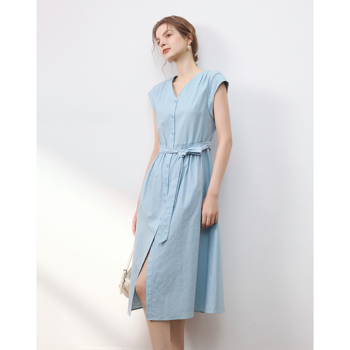 13451540.【含亚麻棉】夏季通勤风花边拼接盖袖V领收腰A字连衣裙女中长款