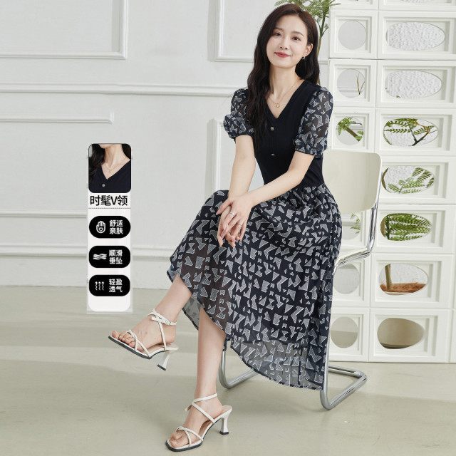 13445982.【专柜同款】织花连衣裙夏季时尚V领撞色拼接针织中长款A字裙女