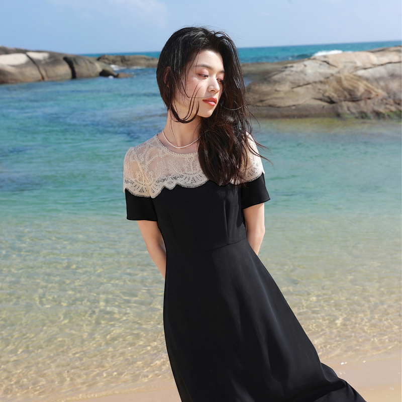 13445280.三彩若潮大码女装2026夏季新款花边连衣裙收腰长裙显瘦短袖微胖MM