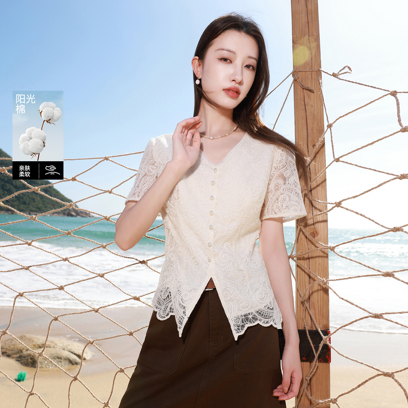 13445313.三彩若潮大码女装2026夏季新款V领蕾丝白小衫短袖上衣藏肉微胖MM