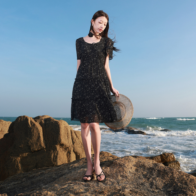 13445328.三彩若潮大码女装2026夏季新款碎花方领连衣裙雪纺中裙微胖MM