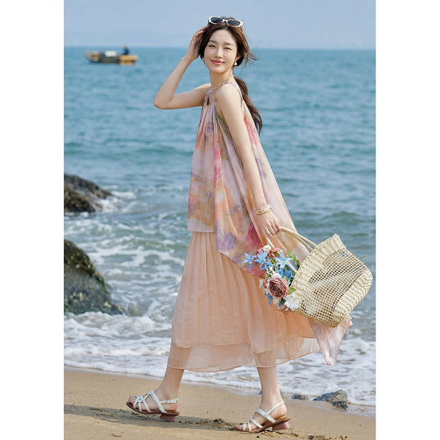 13452152.【法式浪漫】夏季度假风吊带不规则雪纺压皱显瘦连衣裙女小个子