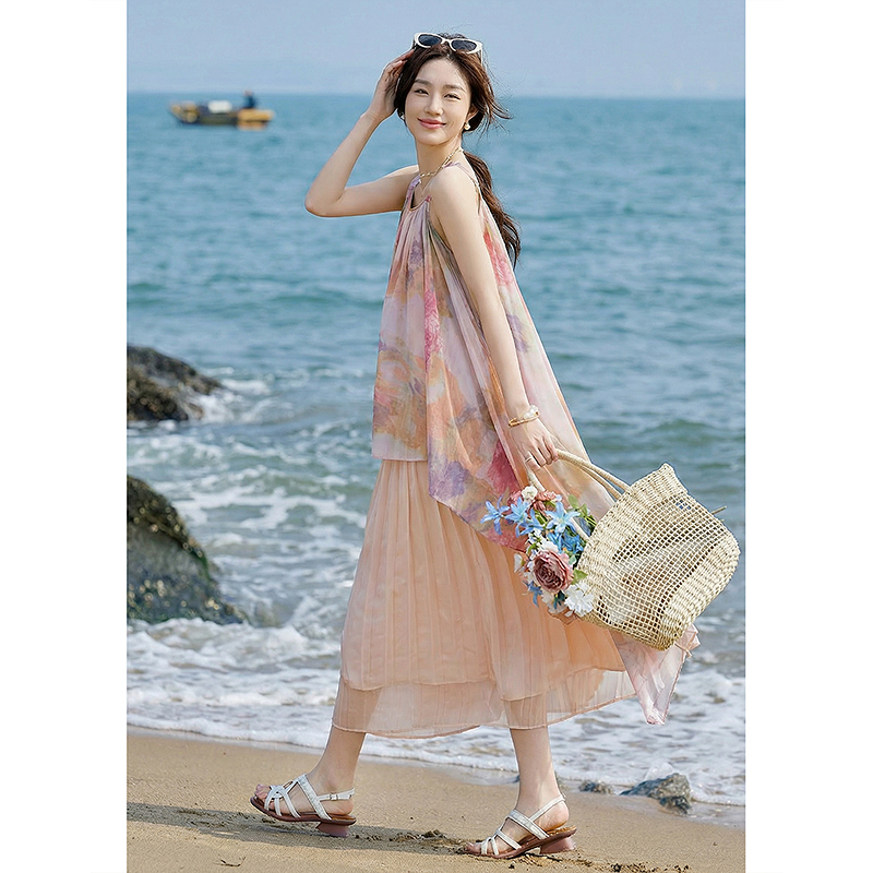 13452152.【法式浪漫】夏季度假风吊带不规则雪纺压皱显瘦连衣裙女小个子