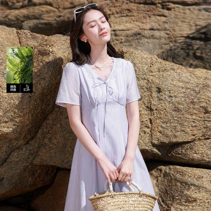 13458504.【莱赛尔】三彩若潮大码女装2026夏季新款淡紫V领连衣裙收腰胖MM