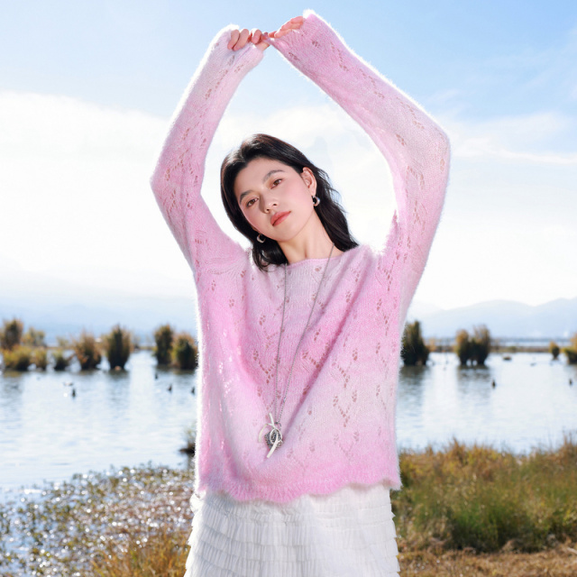 13456799.三彩若潮大码女装2026春季新款一字领针织衫长袖镂空浅粉晕染胖MM