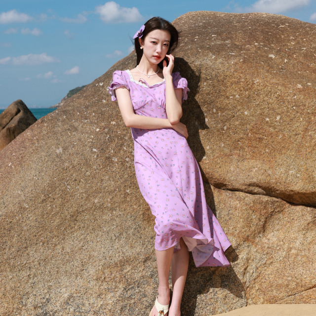 13458492.三彩若潮大码女装2026夏季新款法式方领连衣裙收腰碎花中长胖MM