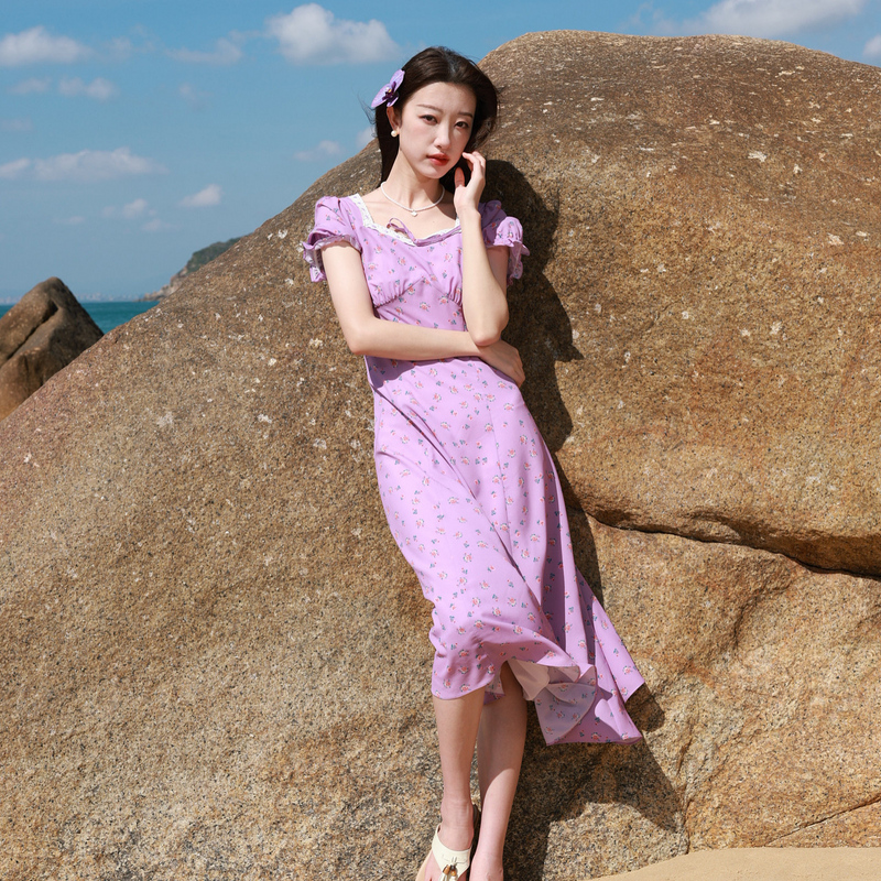 13458492.三彩若潮大码女装2026夏季新款法式方领连衣裙收腰碎花中长胖MM