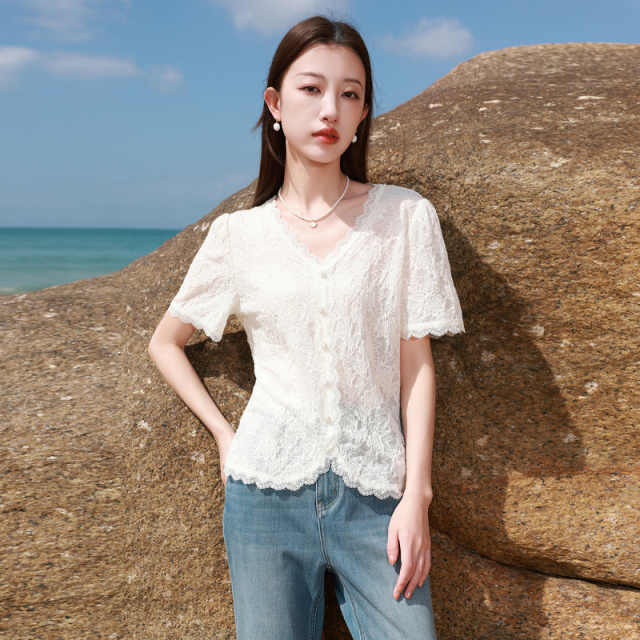 13458463.三彩若潮大码女装2026夏季新款V领蕾丝衫上衣白色浪漫显瘦胖MM