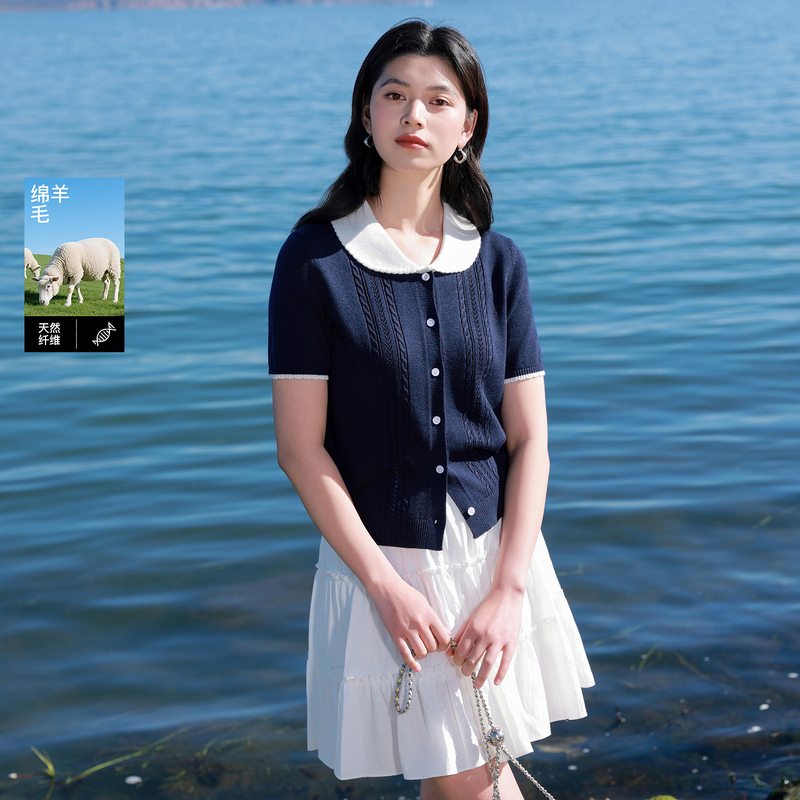 13455378.三彩若潮大码女装2026春季新款针织开衫藏青娃娃领短袖绞花胖MM