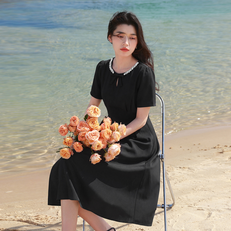 13455404.三彩若潮大码女装2026夏季新款短袖连衣裙收腰小黑裙圆领胖MM