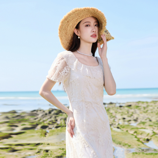 13458443.三彩若潮大码女装2026夏季新款方领连衣裙收腰绣花长裙显瘦微胖MM