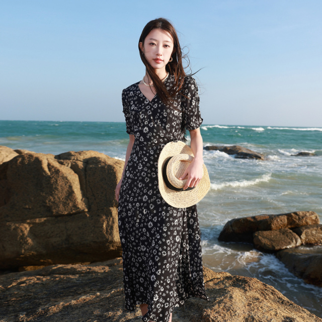 13458474.三彩若潮大码女装2026夏季新款V领碎花连衣裙收腰长裙短袖胖MM