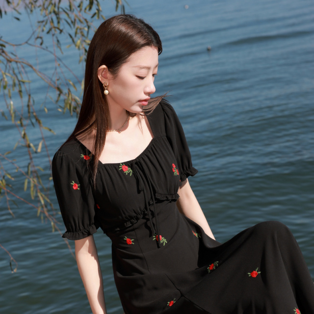 13458505.三彩若潮大码女装2026夏季新款法式方领刺绣连衣裙收腰木耳边胖MM