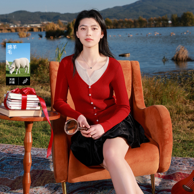13456807.三彩若潮大码女装2026春季新款圆领针织衫假两件修身红白色胖MM