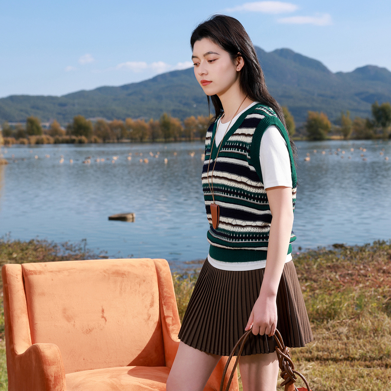 13456793.三彩若潮大码女装2026春季新款V领针织衫宽松无袖马甲套头胖MM
