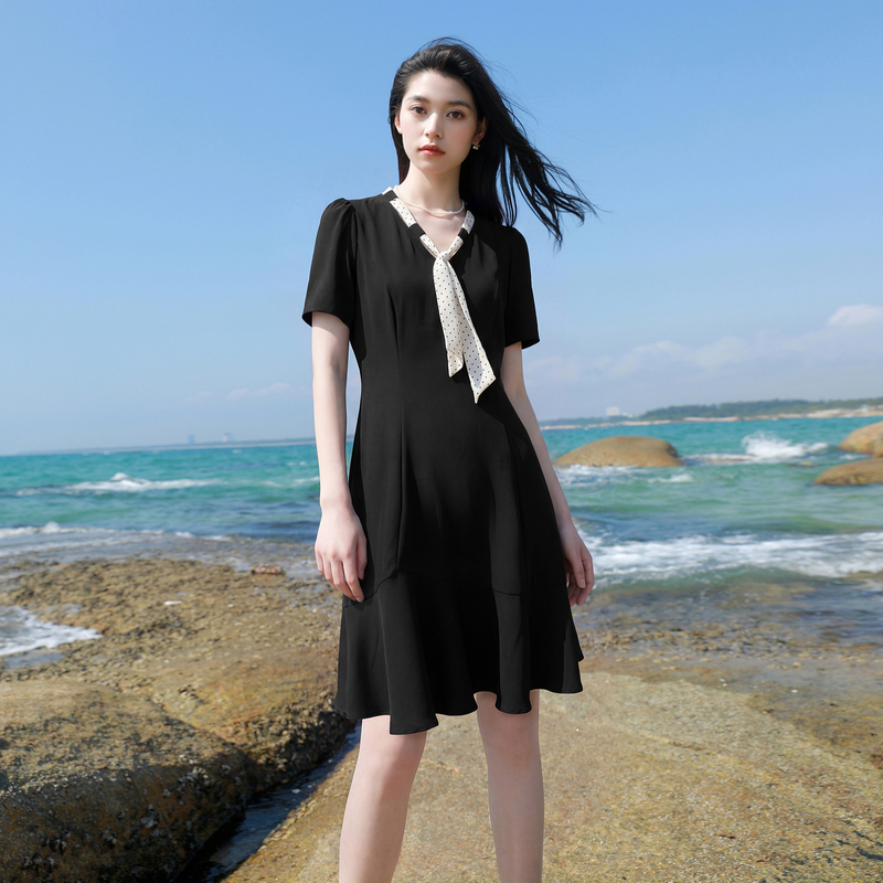 13458451.三彩若潮大码女装2026夏季新款V领连衣裙收腰黑色中裙短袖胖MM