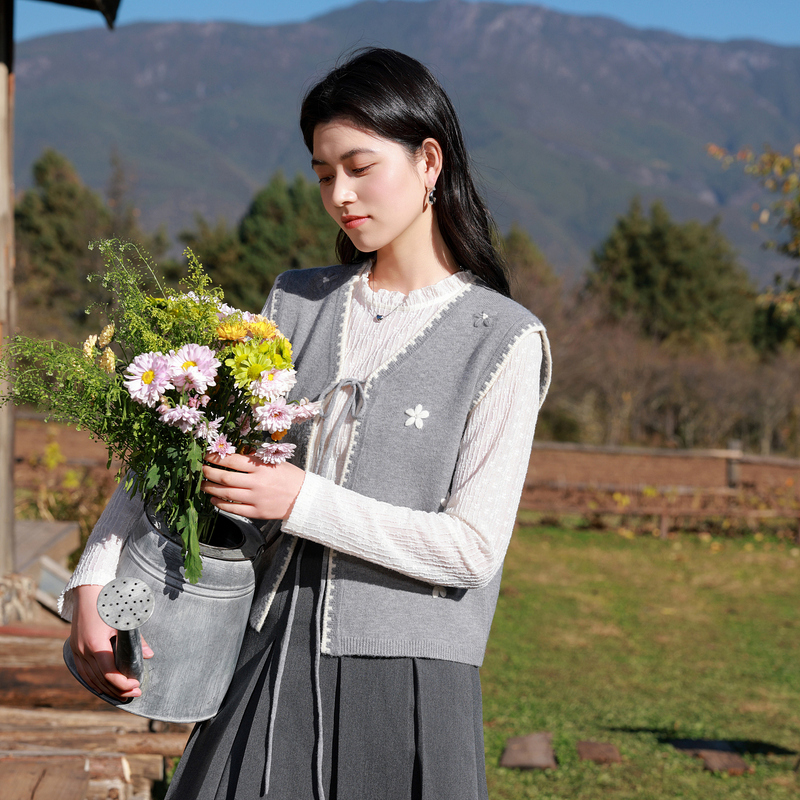 13456791.三彩若潮大码女装2026春新款立体花朵V领针织衫宽松马甲系绳胖MM
