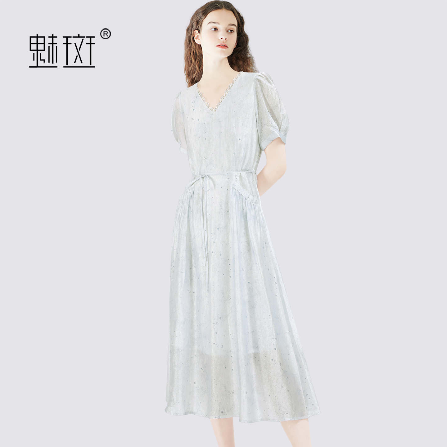 13457624.魅斑蕾丝花边V领泡泡袖连衣裙系带仙女裙