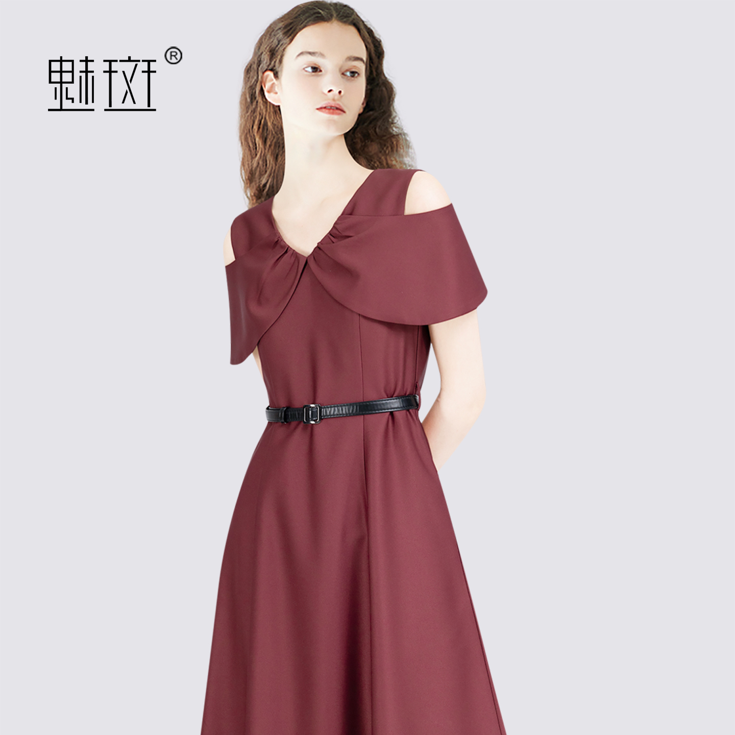 13457657.魅斑露肩酒红色连衣裙收腰轻礼服
