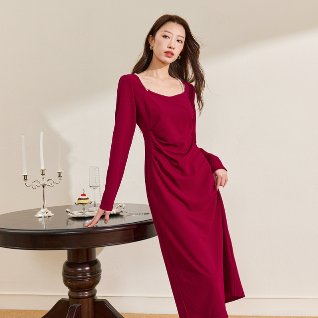 13455237.三彩若潮大码女装2025冬季新款珍珠链方领连衣裙收腰长裙优雅胖MM