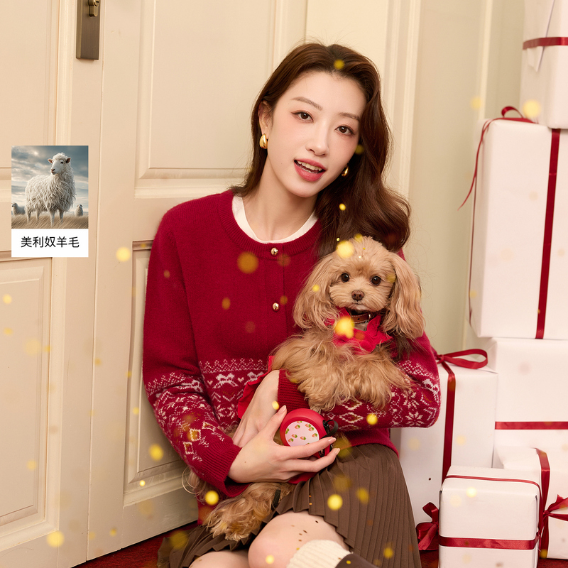13455231.三彩若潮大码女装2026春季新款大红圆领针织开衫圣诞费尔岛胖MM