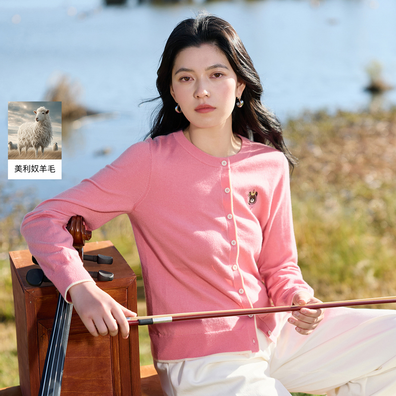 13455330.三彩若潮大码女装2026春季新款圆领针织开衫宽松小熊刺绣胖MM
