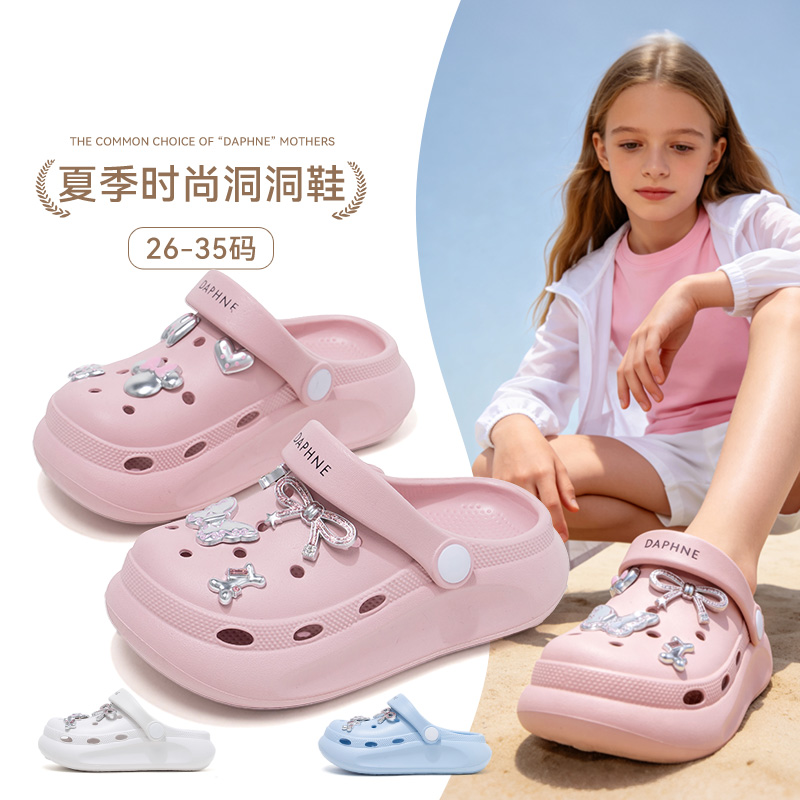 13463588.达芙妮洞洞鞋女2026夏新款防滑沙滩鞋可爱鞋花凉拖鞋