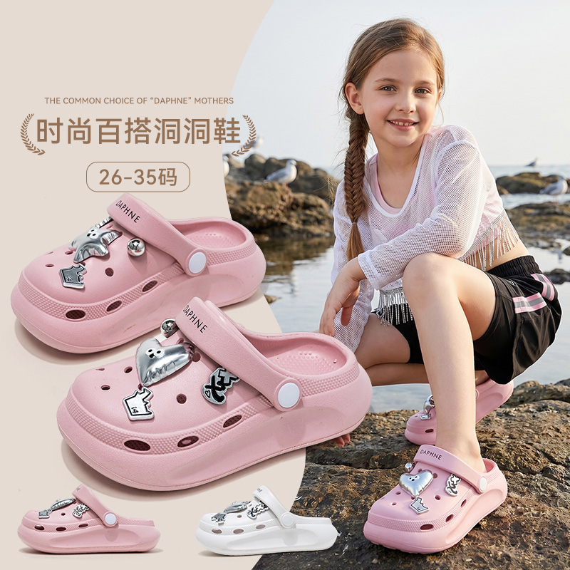 13463589.达芙妮云朵洞洞鞋女2026新款舒适防滑沙滩拖鞋包头凉拖鞋