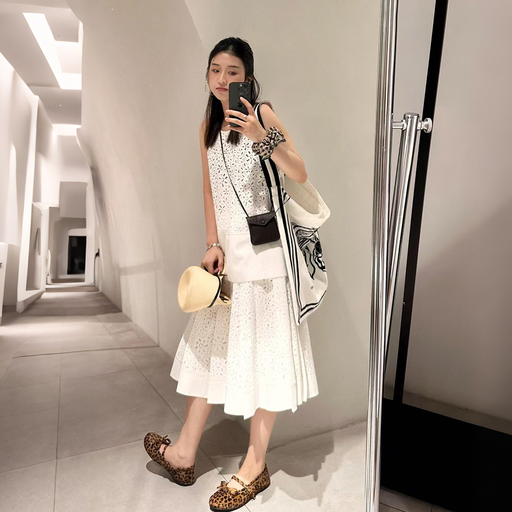 13468088.【之文娜尔】优雅气质拼接蕾丝背心花瓣刺绣蕾丝压褶半裙套装